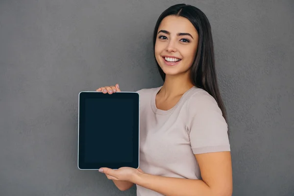 Vrouw met digitale tablet — Stockfoto