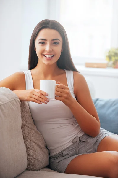 Žena držící šálek kávy doma — Stock fotografie