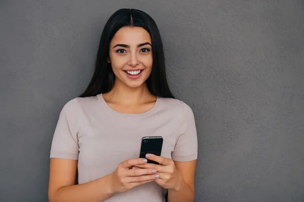 Nő a gazdaság szúró telefon — Stock Fotó