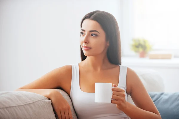 Frau hält Kaffeetasse zu Hause — Stockfoto