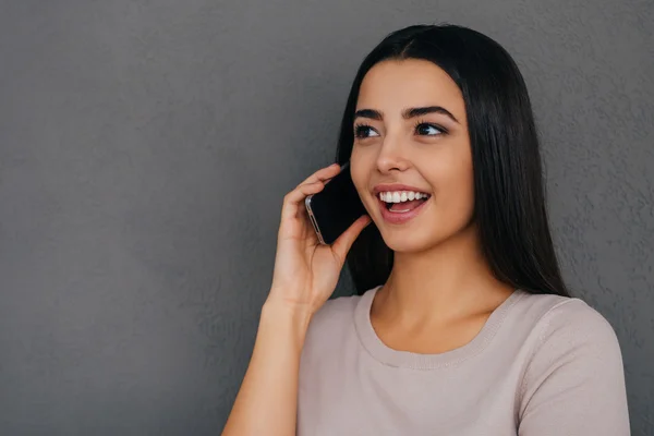 Jonge vrouw praten over de telefoon — Stockfoto