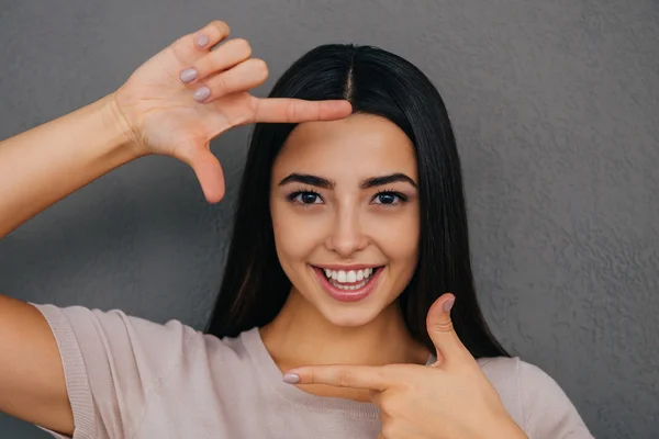 Vrouw gebaren vinger frame — Stockfoto
