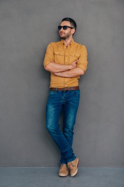 emin olgun erkek güneş gözlüğü