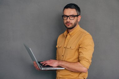 Dizüstü bilgisayarda çalışan emin olgun adam