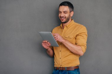 Yakışıklı adam holding dijital tablet