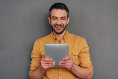 Dijital tablet tutan olgun adam