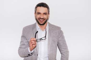 Gözlük taşıyan emin olgun adam