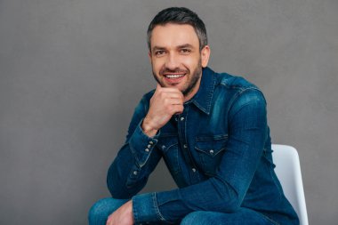 Emin olgun erkek kot gömlek