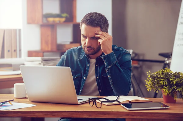 Mann arbeitet im Büro am Laptop — Stockfoto