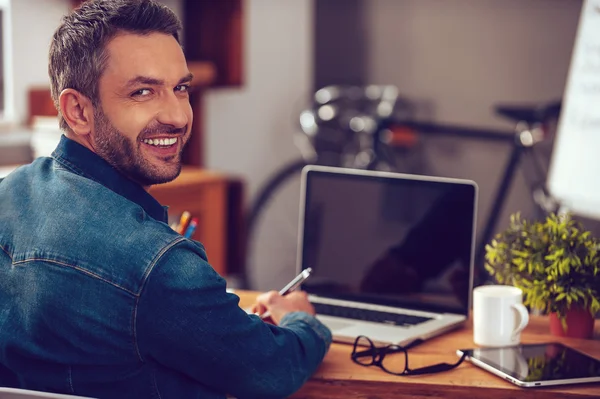 Mann sitzt an seinem Arbeitsplatz im Büro — Stockfoto