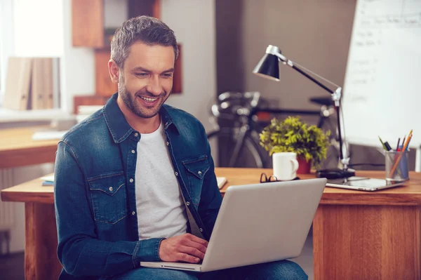 Homme travaillant sur ordinateur portable dans le bureau — Photo