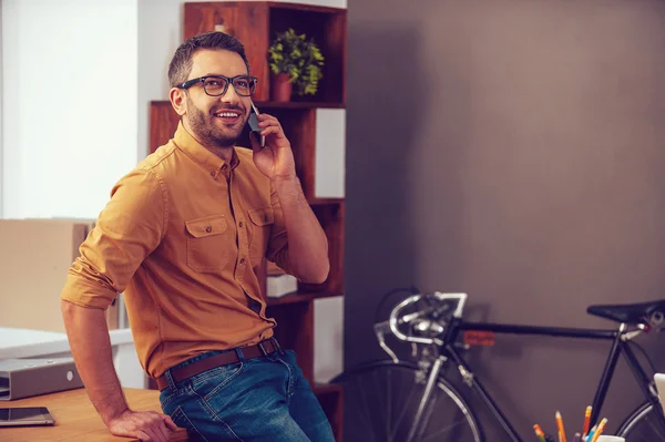 Hombre hablando en el teléfono móvil en la oficina — Foto de Stock