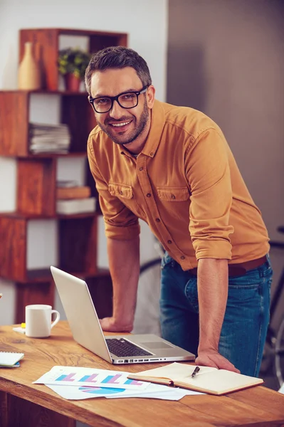 Homme debout près de son lieu de travail dans le bureau — Photo