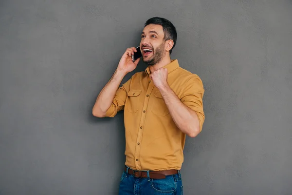 Lycklig man prata i mobil telefon — Stockfoto