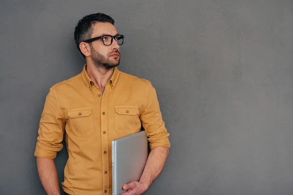 Nachdenklicher älterer Mann trägt Laptop — Stockfoto