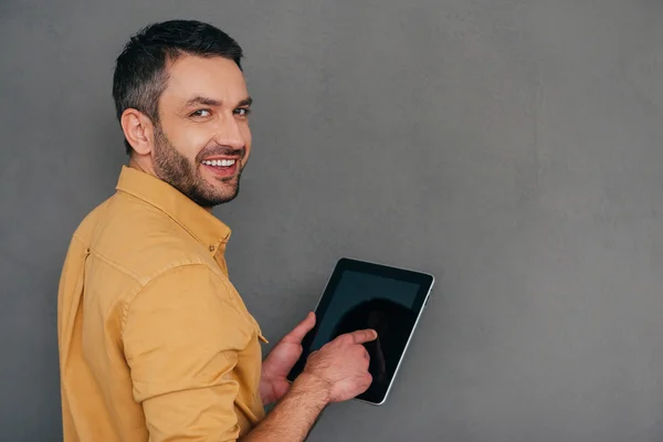 Dojrzały mężczyzna trzyma cyfrowy tablicowy — Zdjęcie stockowe