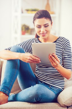 Dijital tablet tutan kadın