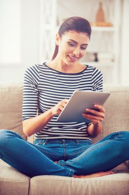 Dijital Tablet Üzerinde Çalışan Kadın