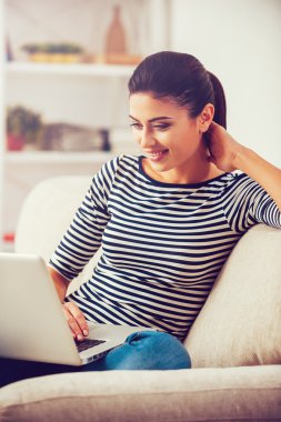 dizüstü bilgisayarda çalışan güzel bir genç kadın