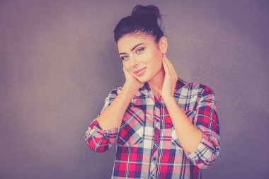 Eller Yüze Dokunan Kadın