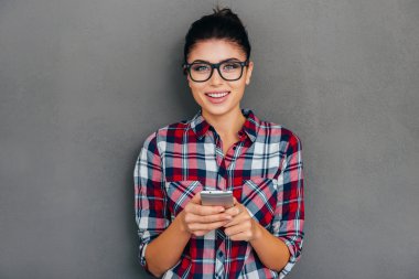 kadın holding akıllı telefon