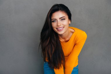 güzel genç gülümseyen kadın