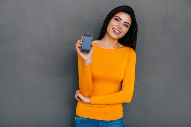 akıllı telefonunu gösterilen kadın