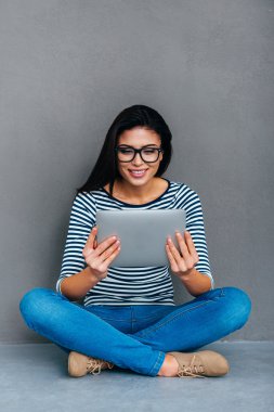 Dijital tablet tutan kadın