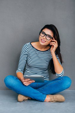 Dijital tablet tutan kadın