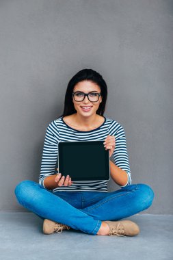 onun dijital tablet gösteren kadın