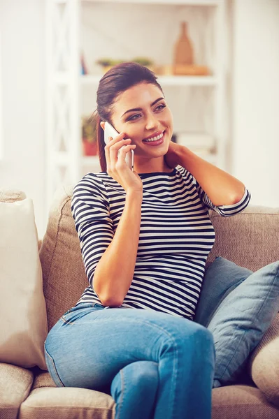 Woman talking on the mobile phone — Stock Photo, Image