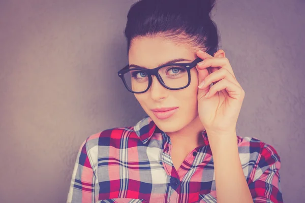 Ung kvinna justera hennes glasögon — Stockfoto