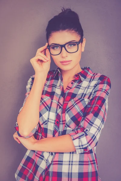 Femme ajustant ses lunettes — Photo