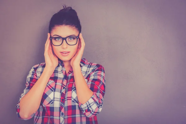 Junge Frau justiert ihre Brille — Stockfoto