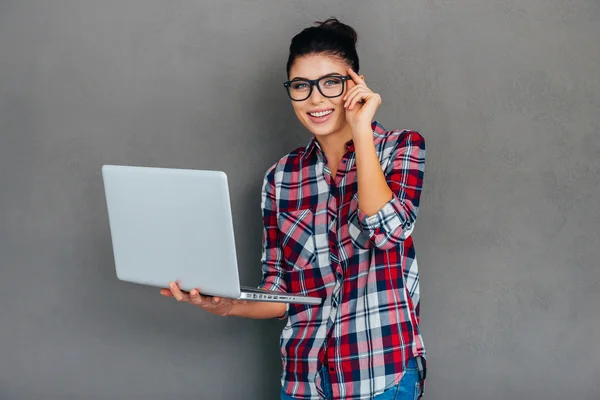 Jonge vrouw werkt op laptop — Stockfoto