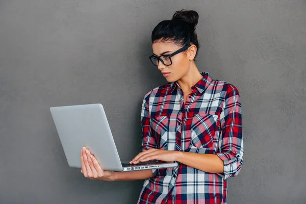 Ung kvinna som arbetar på bärbar dator — Stockfoto