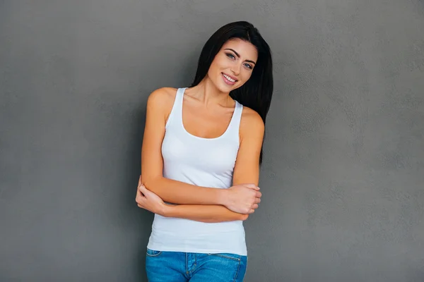 Jovem mulher em top tanque branco — Fotografia de Stock