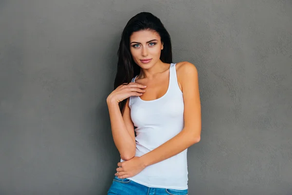 Genç kadın beyaz kolsuz bluz — Stok fotoğraf