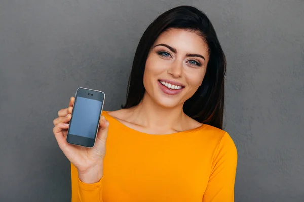 Mujer mostrando su teléfono inteligente — Foto de Stock