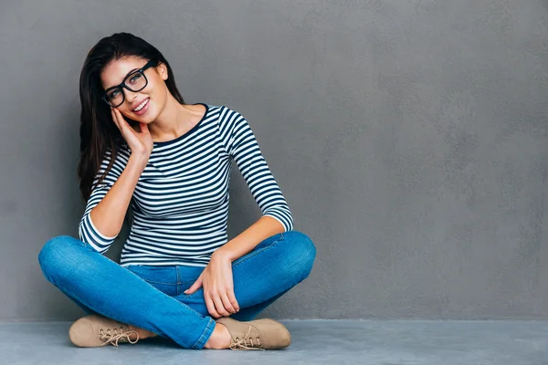 Mujer tocándose la cara y sonriendo —  Fotos de Stock