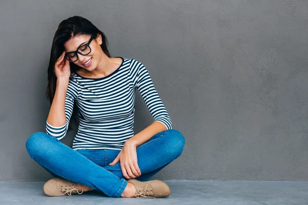 Mujer ajustando sus anteojos — Foto de Stock