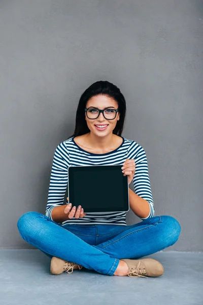 Vrouw toont haar digitale Tablet PC — Stockfoto