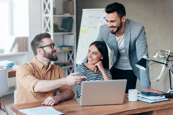 Geschäftsleute sitzen am Schreibtisch im Büro — Stockfoto