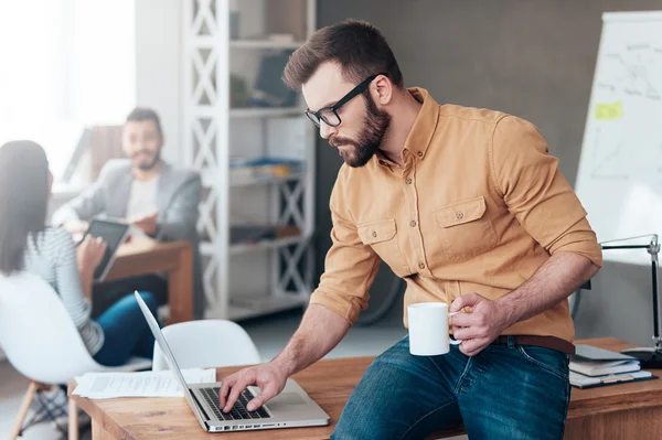 Jongeman werkt aan laptop — Stockfoto