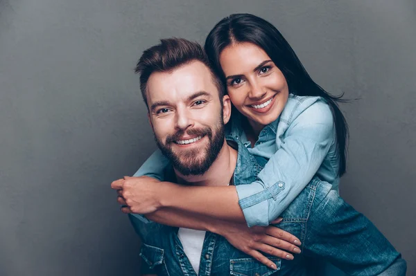 Uomo piggybacking bella donna — Foto Stock