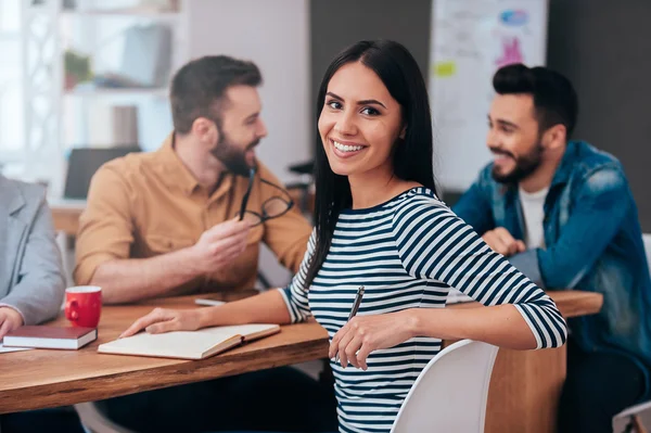 Geschäftsleute im smarten Casual — Stockfoto