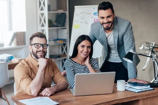 Hommes d'affaires au bureau — Photo