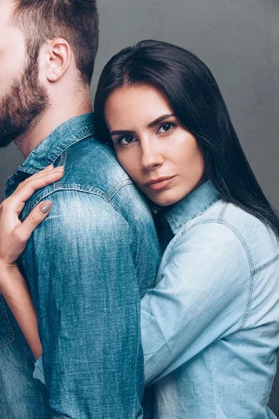 Mujer vinculación a la parte posterior de la barba hombre — Foto de Stock