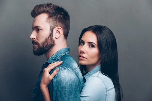 Mujer vinculación a la parte posterior de la barba hombre — Foto de Stock