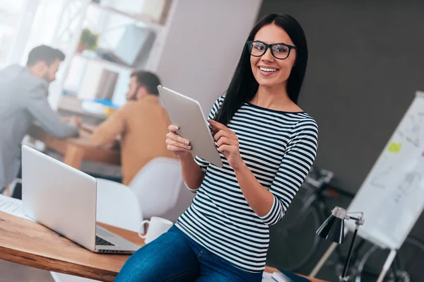 Donna fiduciosa in possesso di tablet digitale — Foto Stock